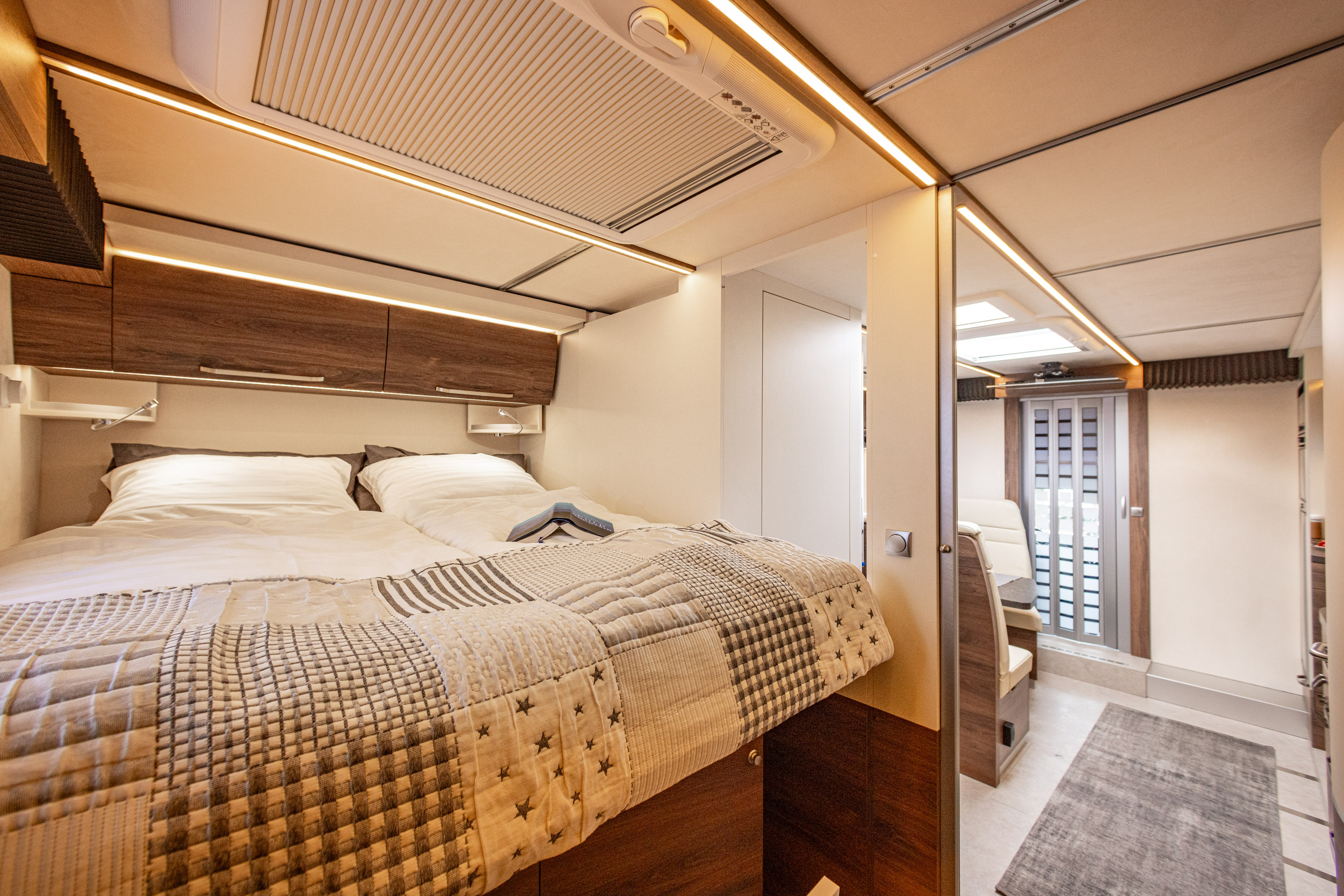 Q18 Schlafbereich mit Doppelbett