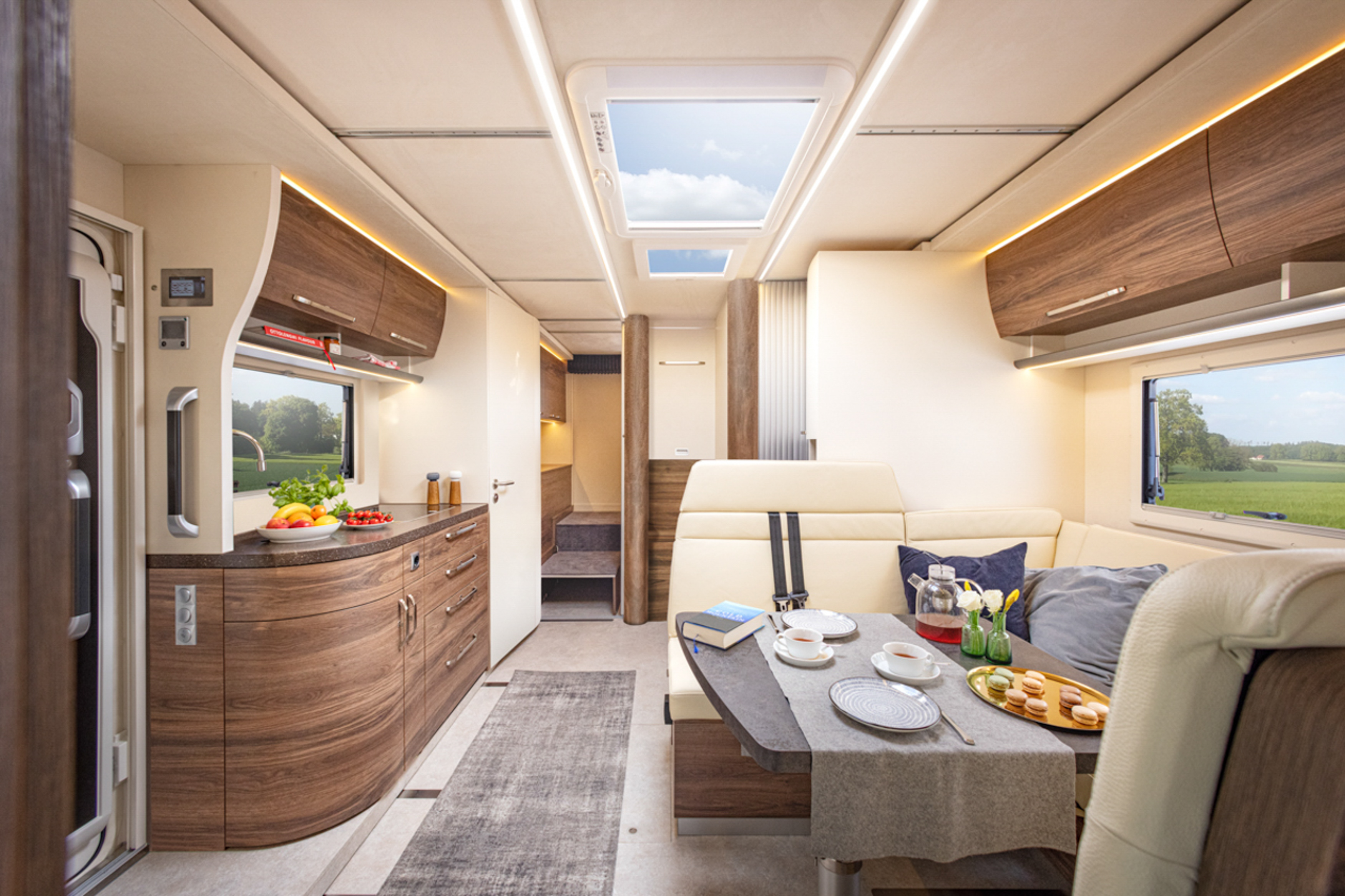 PROTEC Q18 Innenraum mit Küche und Wohnbereich